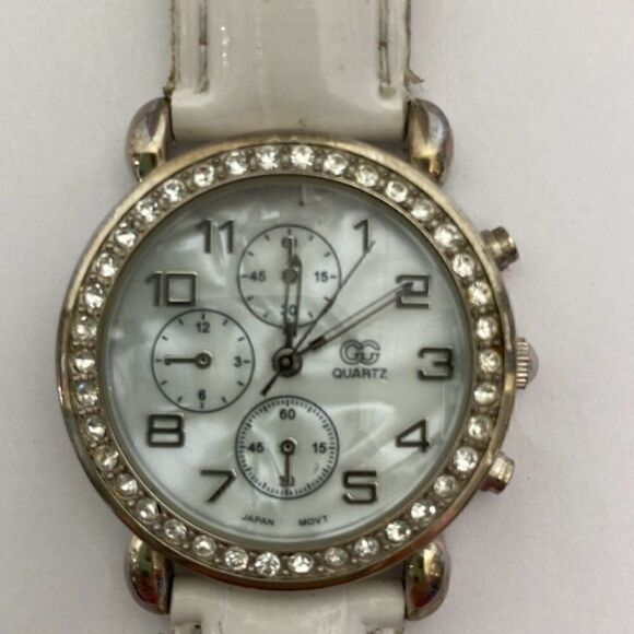 GG Women's White Silver Tone Leather Band Analog Quartz Wristwatch - Picture 12 of 12